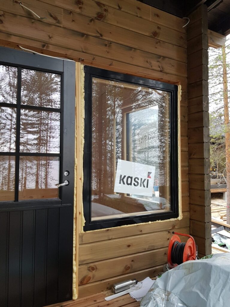 Musta mökkiovi ja mökki-ikkuna