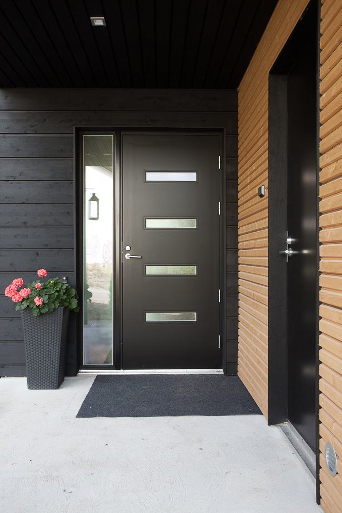 Talon ulko.-ovi musta neljällä vaaka lasiaukolla