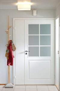 Swedoor kevytlaakaovi easy 201 levikkeellä ja kevytpeiliovella style 2 satiinilasilla valkoiset