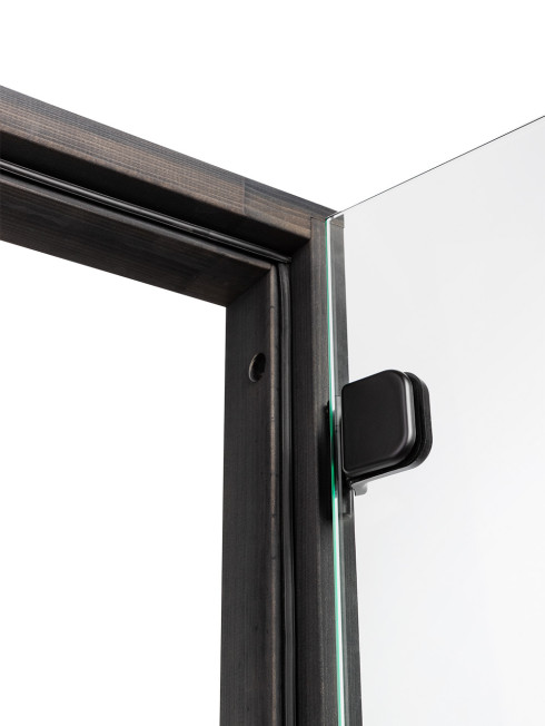 mustan saunan lasioven sarana ja karmi ovi avattuna