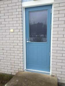 sininen kirkas lasinen terassin ulko-ovi