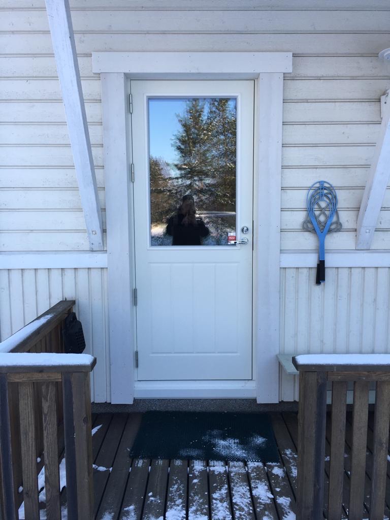 valkoinen kirkas lasinen terassin ulko-ovi