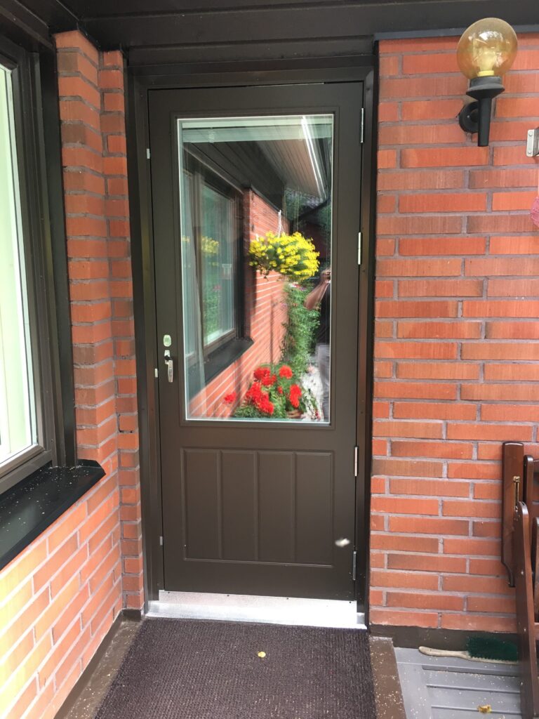 tummanruskea kirkas lasinen terassin ulko-ovi kahtimella