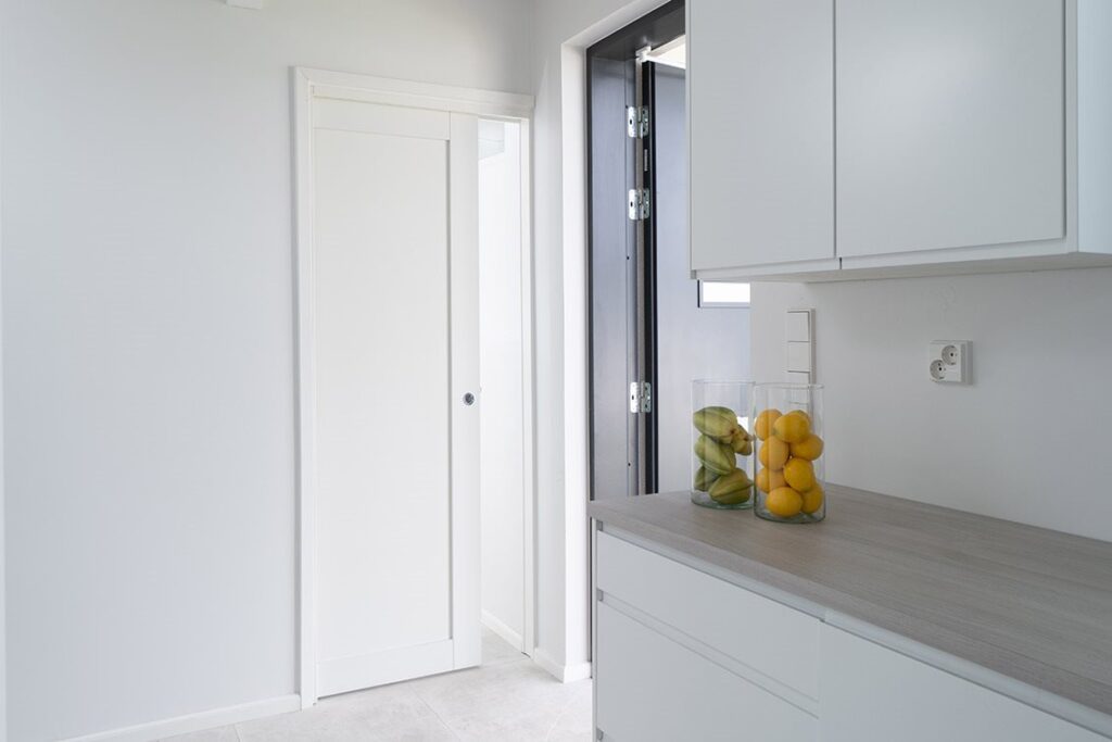 Swedoor valkoinen liukuovi seinän sisään unique 501 slide