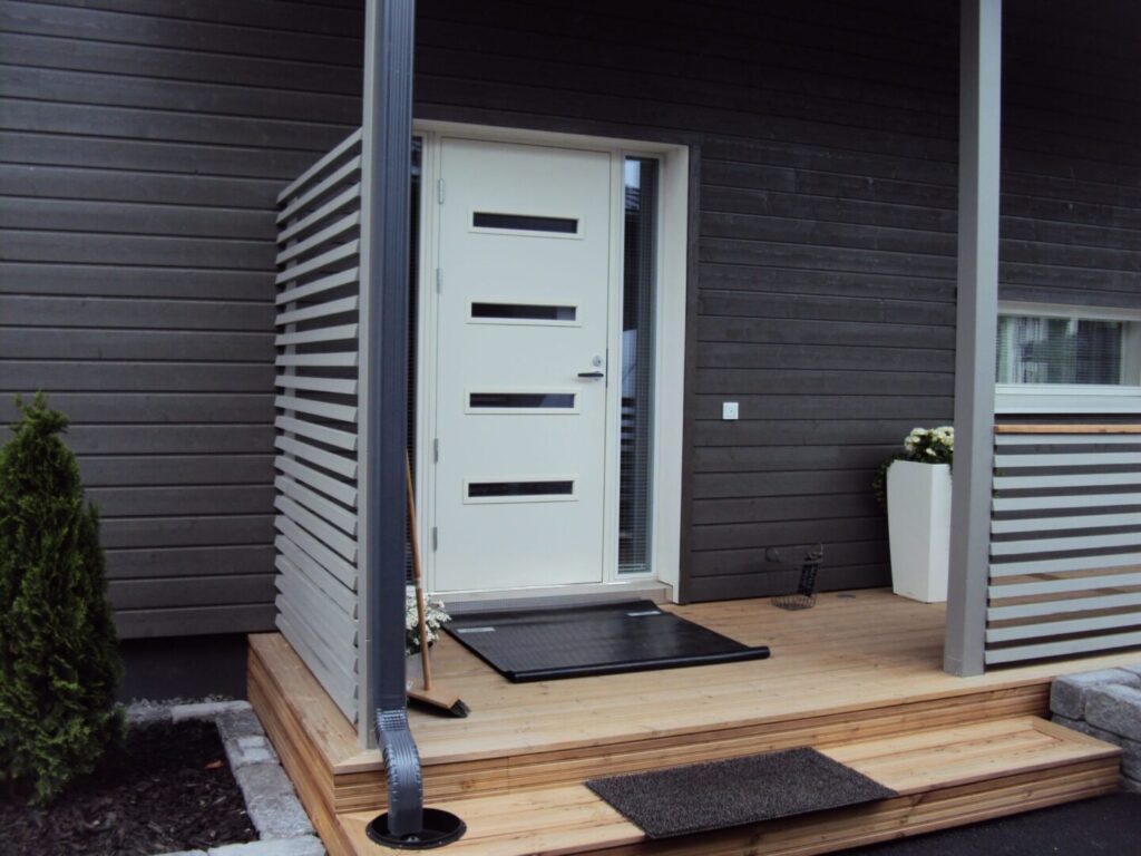 Talon ulko.-ovi valkoinen neljällä vaaka lasiaukolla