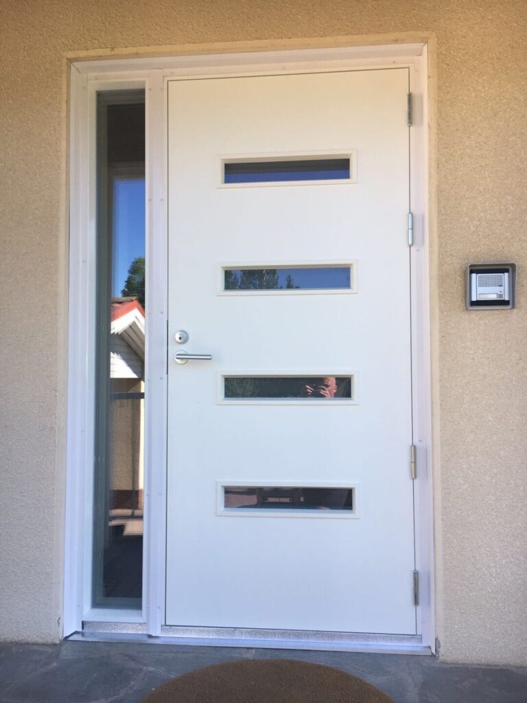 Talon ulko.-ovi valkoinen neljällä vaaka lasiaukolla