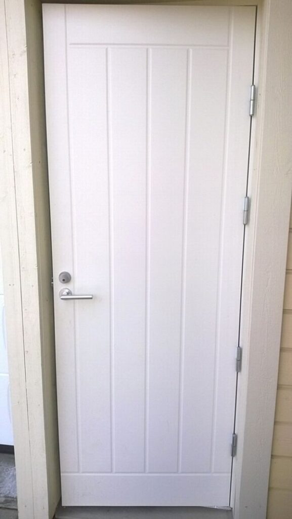 valkoinen umpinainen ulko-ovi pystyura kuviolla