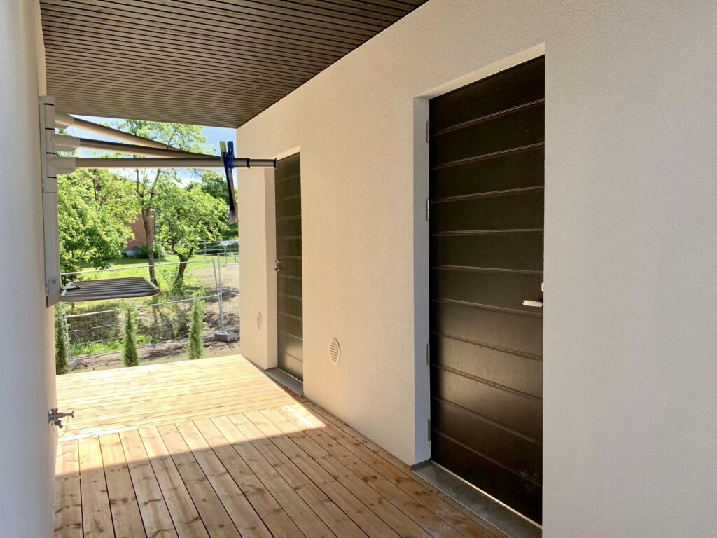 Kaski mustat palo-ovet