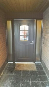 tummanruskea 6 ruutuinen ulko-ovi pystyura kuviolla