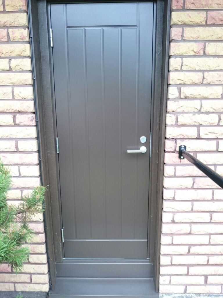 tummanruskea umpinainen ulko-ovi pysty pystyura kuviolla