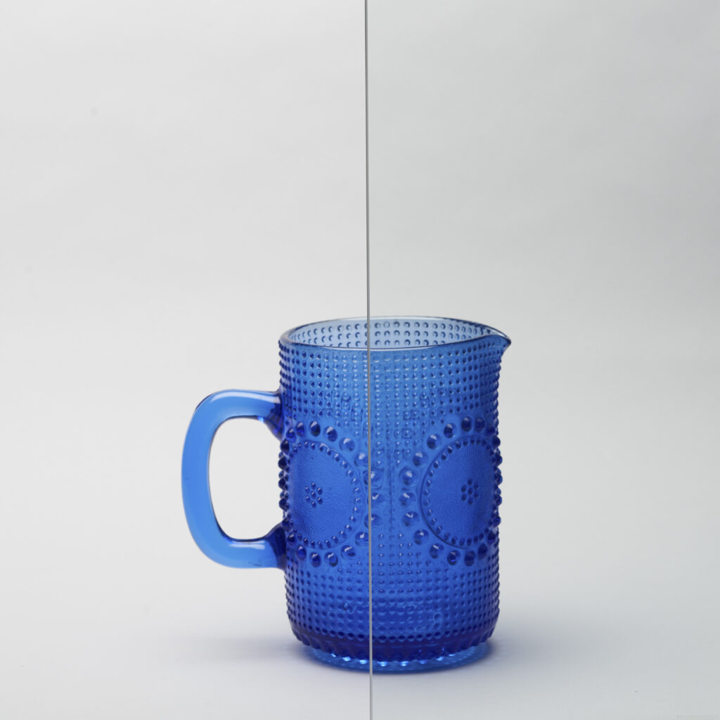 Kirkas lasia havannollistava kuva, jossa lasi peittää puoliksi kupin