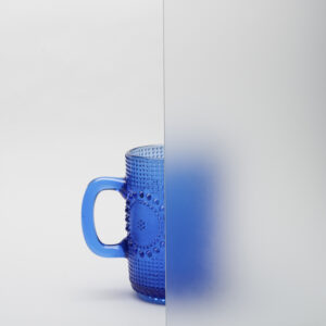 satiinilasin havannollistava kuva, jossa lasi peittää puoliksi kupin