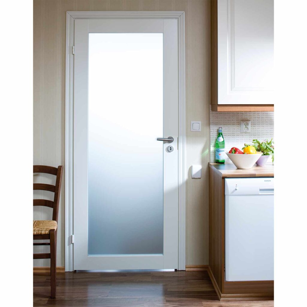 Kokolasinen väliovi keittiössä unique 504 valkoinen satiinilasilla