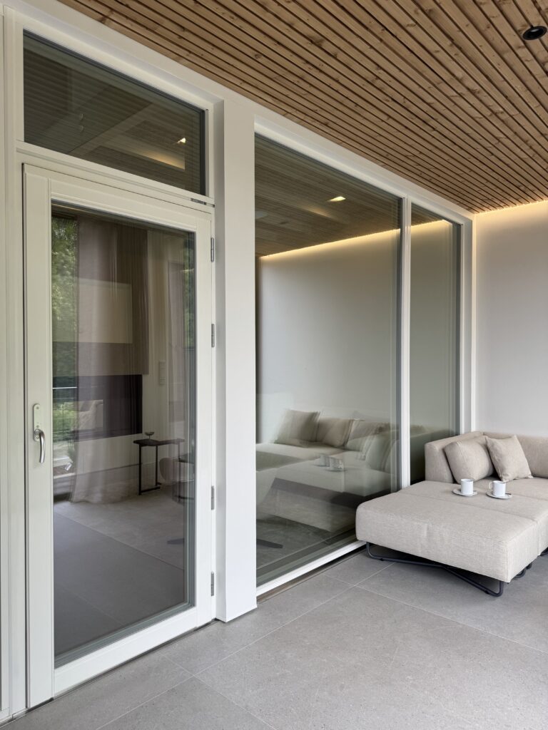 Kaski kokolasinen terassinovi yläikkunalla valkoinen