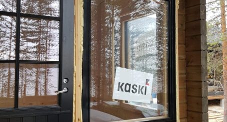 Musta mökkiovi ja mökki-ikkuna