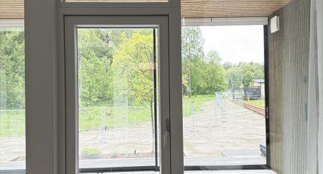 Kaski kokolasinen terassinovi yläikkunalla valkoinen