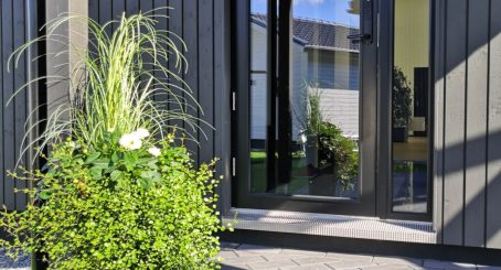 musta kokolasinen terassin ulko-ovi levike ikkunalla